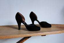 Load image into Gallery viewer, 1940s Black Suede Pumps - Size 7/7.5