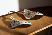 Load image into Gallery viewer, 1980s does 1940s White Leather Polka Dot Sling Back Wedges - Size 5.5