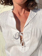 Load image into Gallery viewer, 1970s White Cotton Embroidered Blouse