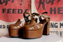 Load image into Gallery viewer, 1970s Brown Leather Platforms