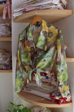 Load image into Gallery viewer, 1990s Floral Crop Blouse
