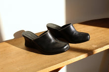 Load image into Gallery viewer, Y2K Reaction by Kenneth Cole Black Leather Wedge Mules w/ White Top Stitching - Size 8M