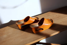Load image into Gallery viewer, 1970s Brown Leather &amp; Cork Cut Out Wedges -  Size 7