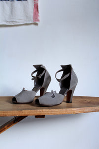 1940s Grey Suede Ankle Strap Pumps - Size 7.5/8