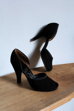 Load image into Gallery viewer, 1940s Black Suede Pumps - Size 7/7.5