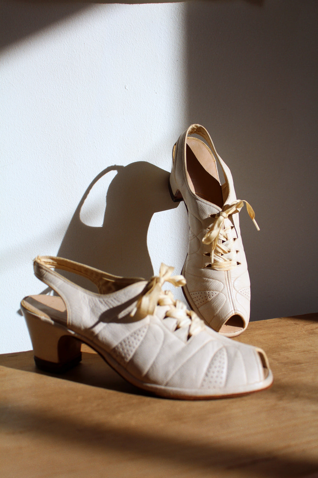 1940s White Quilted Leather Lace Up Heels - Size 7