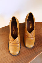 Load image into Gallery viewer, 1970s Tan Leather Pumps -  Size 8AA