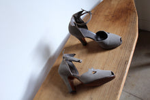 Load image into Gallery viewer, 1940s Grey Suede Ankle Strap Pumps - Size 7.5/8