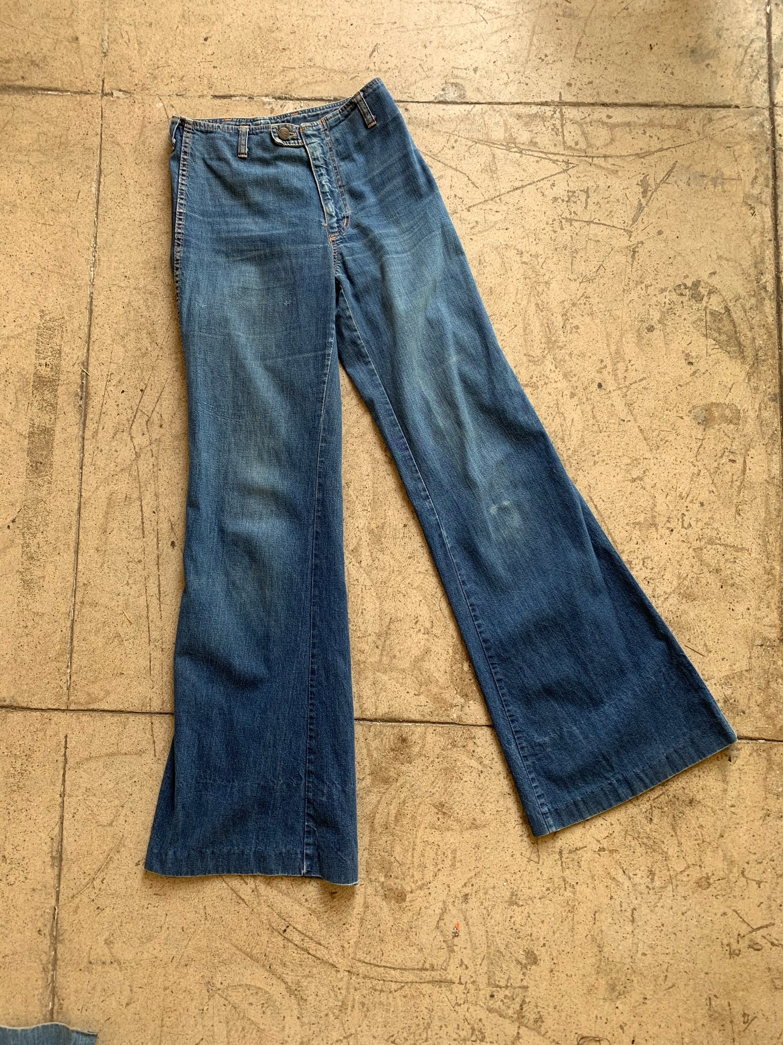 Rare 1970s Dark Wash High Waisted Bell Bottom Jeans – 3 Women