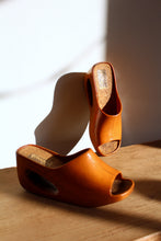 Load image into Gallery viewer, 1970s Brown Leather &amp; Cork Cut Out Wedges -  Size 7