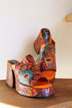 Load image into Gallery viewer, 1990s does 1970s Deadstock Psychedelic Print Zodiac Platforms - Size 8