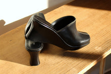 Load image into Gallery viewer, Y2K Reaction by Kenneth Cole Black Leather Wedge Mules w/ White Top Stitching - Size 8M