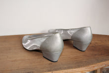 Load image into Gallery viewer, 1980s Silver Mesh &amp; Leather Slip On Heels - Size 9
