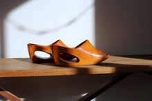 Load image into Gallery viewer, 1970s Brown Leather &amp; Cork Cut Out Wedges -  Size 7