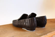 Load image into Gallery viewer, 1980s Black Textured Leather Pointed Mules w/ Zippers - Made in Italy-Size 8.5