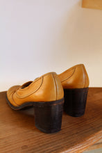 Load image into Gallery viewer, 1970s Tan Leather Pumps -  Size 8AA