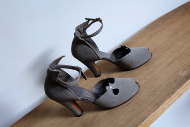 1940s Grey Suede Ankle Strap Pumps - Size 7.5/8