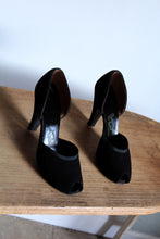 Load image into Gallery viewer, 1940s Black Suede Pumps - Size 7/7.5