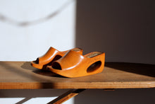 Load image into Gallery viewer, 1970s Brown Leather &amp; Cork Cut Out Wedges -  Size 7