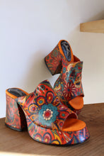 Load image into Gallery viewer, 1990s does 1970s Deadstock Psychedelic Print Zodiac Platforms - Size 8