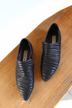 Load image into Gallery viewer, 1980s Black Textured Leather Pointed Mules w/ Zippers - Made in Italy-Size 8.5
