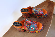 Load image into Gallery viewer, 1990s does 1970s Deadstock Psychedelic Print Zodiac Platforms - Size 8