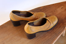 Load image into Gallery viewer, 1970s Tan Leather Pumps -  Size 8AA