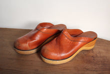 Load image into Gallery viewer, 1970s FRYE Brown Leather Wood Clogs Size 8-9
