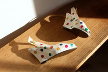Load image into Gallery viewer, 1980s does 1940s White Leather Polka Dot Sling Back Wedges - Size 5.5