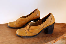 Load image into Gallery viewer, 1970s Tan Leather Pumps -  Size 8AA