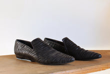 Load image into Gallery viewer, 1980s Black Textured Leather Pointed Mules w/ Zippers - Made in Italy-Size 8.5