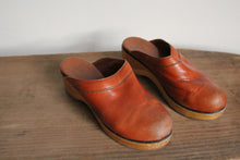 Load image into Gallery viewer, 1970s FRYE Brown Leather Wood Clogs Size 8-9