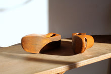 Load image into Gallery viewer, 1970s Brown Leather &amp; Cork Cut Out Wedges -  Size 7