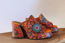 Load image into Gallery viewer, 1990s does 1970s Deadstock Psychedelic Print Zodiac Platforms - Size 8