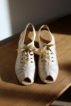 Load image into Gallery viewer, 1940s White Quilted Leather Lace Up Heels - Size 7