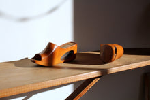 Load image into Gallery viewer, 1970s Brown Leather &amp; Cork Cut Out Wedges -  Size 7