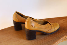 Load image into Gallery viewer, 1970s Tan Leather Pumps -  Size 8AA